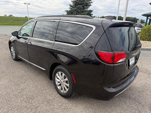 Dark Cordovan Pearlcoat 2017 Chrysler Pacifica Touring-L