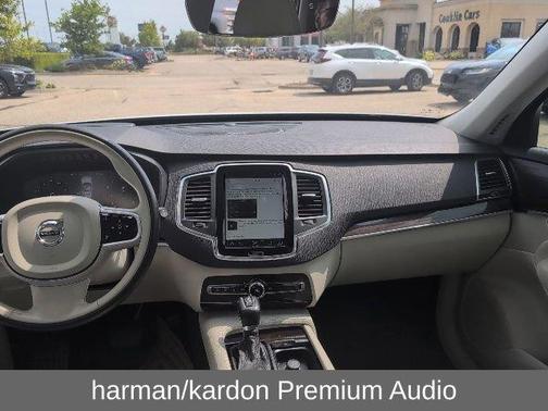 Crystal White Pearl 2019 Volvo XC90 T6 Momentum