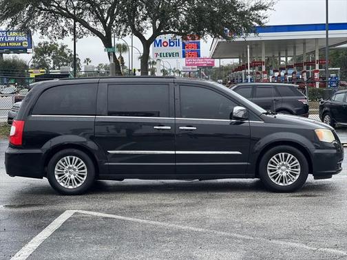 2013 Chrysler Town & Country Touring-L