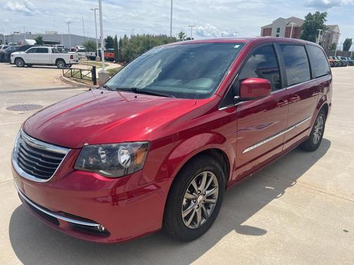2016 Chrysler Town & Country S