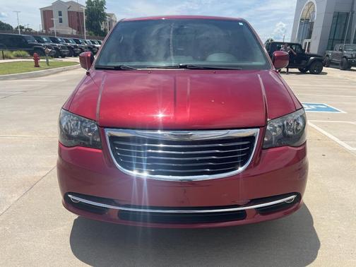 2016 Chrysler Town & Country S