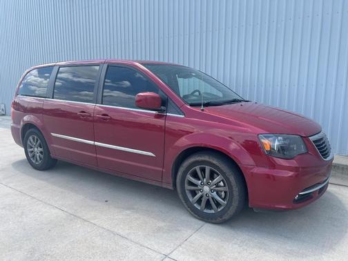 2016 Chrysler Town & Country S