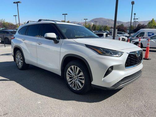 2023 Toyota Highlander Hybrid Platinum