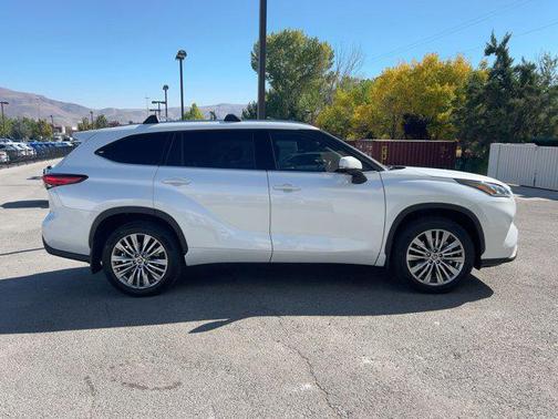 2023 Toyota Highlander Hybrid Platinum