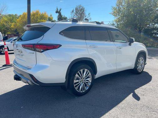 2023 Toyota Highlander Hybrid Platinum