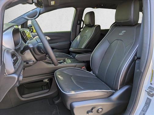 Bright White Clearcoat 2026 Chrysler Pacifica Limited