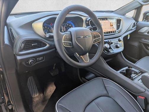 Diamond Black Crystal Pearlcoat 2026 Chrysler Pacifica Limited