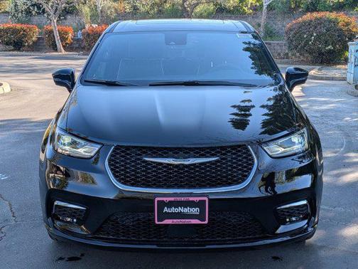 Diamond Black Crystal Pearlcoat 2026 Chrysler Pacifica Limited