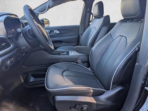 Diamond Black Crystal Pearlcoat 2026 Chrysler Pacifica Limited