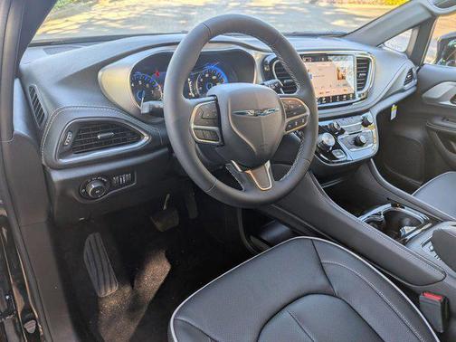 Diamond Black Crystal Pearlcoat 2026 Chrysler Pacifica Limited