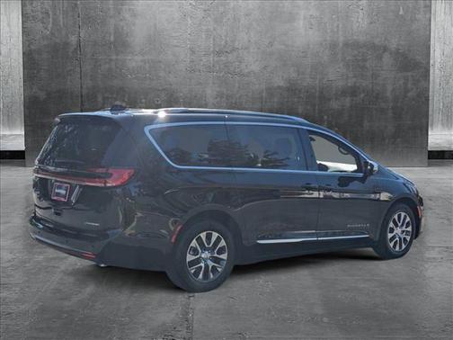 2025 Chrysler Pacifica L