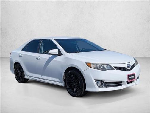 White 2014 Toyota Camry SE