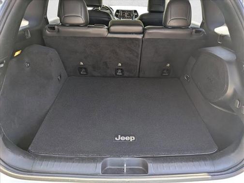 Bright White Clearcoat 2019 Jeep Cherokee Overland