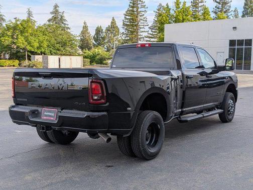 Diamond Black Crystal Pearlcoat 2026 RAM 3500 Big Horn Crew Cab 4x4 8' Box