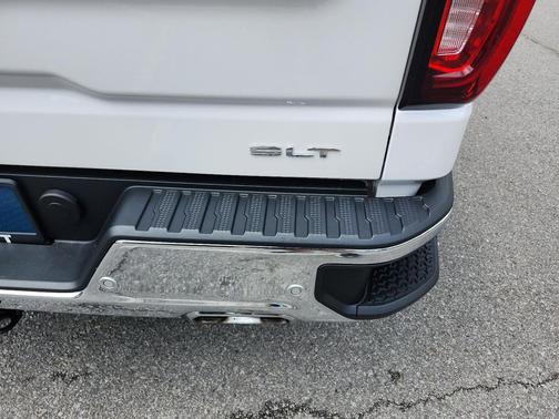 White Frost Tricoat 2025 GMC Sierra 1500 SLT