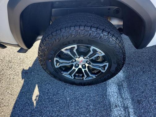 2024 GMC Canyon AT4