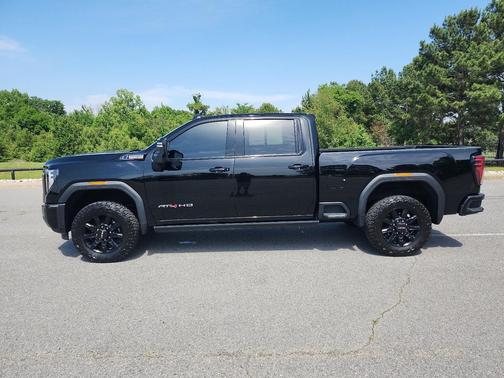 Onyx Black 2024 GMC Sierra 2500 AT4