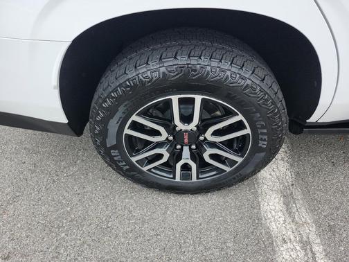 2024 GMC Yukon 4WD AT4