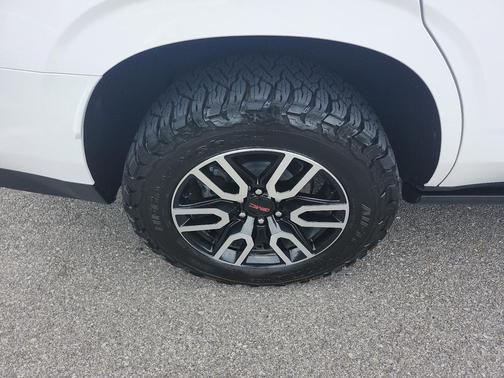 Summit White 2024 GMC Yukon 4WD AT4