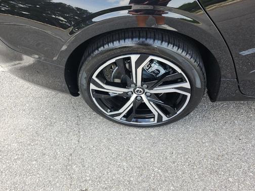 Onyx Black Metallic 2024 Volvo S60 B5 Plus Dark Theme