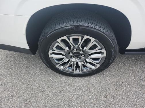 White Frost Tricoat 2023 GMC Yukon XL Denali Ultimate