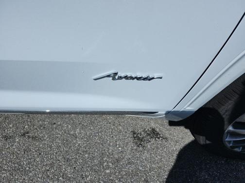 iridescent white tricoat 2026 Buick Enclave Avenir FWD