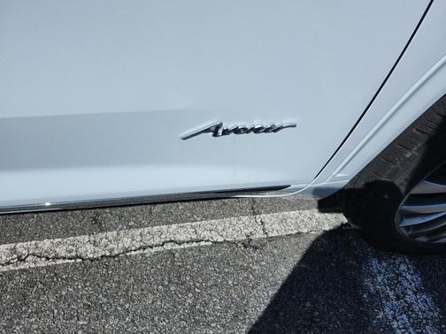 Iridescent White Tricoat 2026 Buick Enclave Avenir FWD