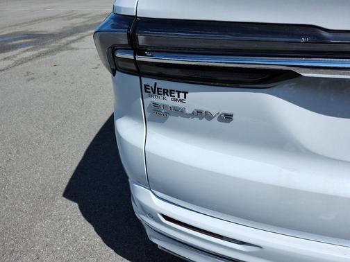 Iridescent White Tricoat 2026 Buick Enclave Avenir FWD