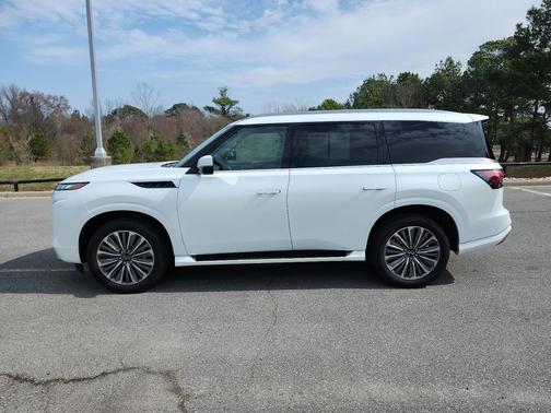 2025 INFINITI QX80 Luxe