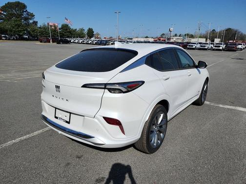 White Frost Tricoat 2026 Buick Envista Avenir FWD