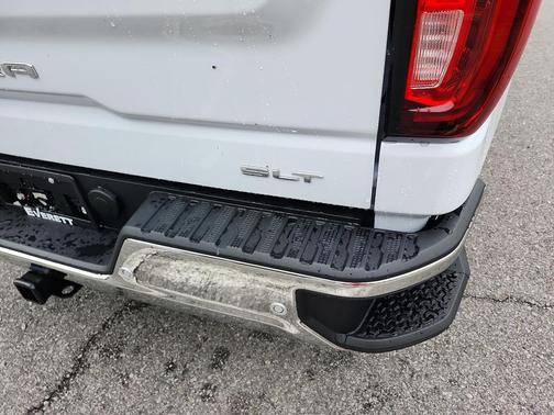 Glacier White Tricoat 2026 GMC Sierra 1500 SLT