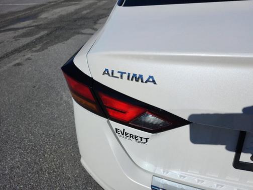 2021 Nissan Altima SR FWD