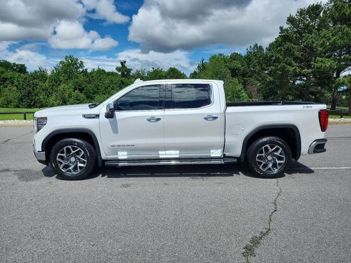 White Frost Tricoat 2024 GMC Sierra 1500 SLT