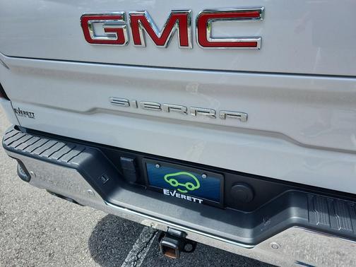 White Frost Tricoat 2024 GMC Sierra 1500 SLT