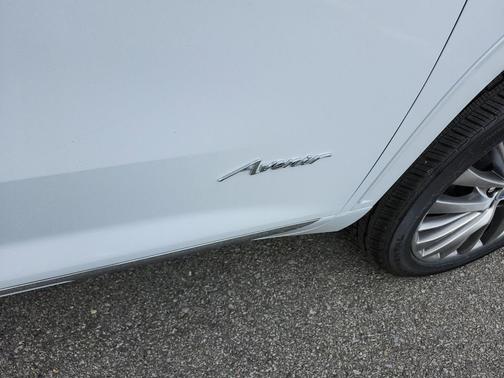 iridescent white tricoat 2026 Buick Enclave Avenir FWD