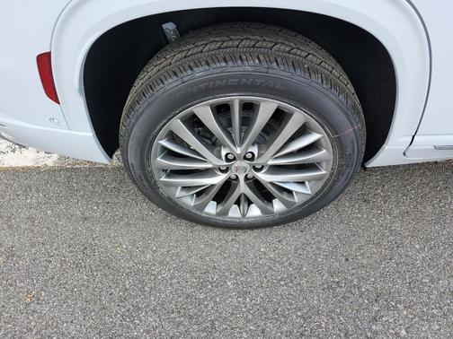 iridescent white tricoat 2026 Buick Enclave Avenir FWD