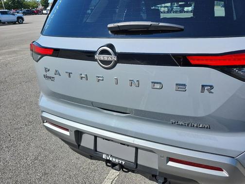 2024 Nissan Pathfinder Platinum FWD