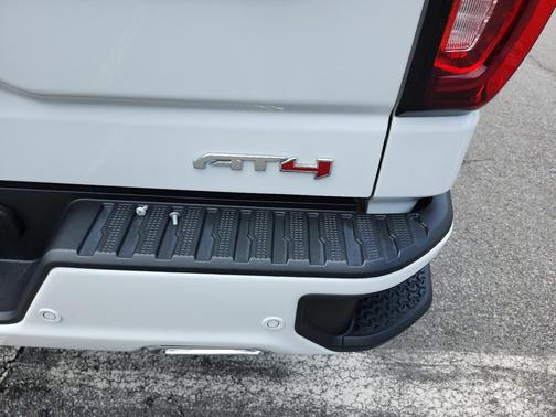 Summit White 2024 GMC Sierra 1500 AT4