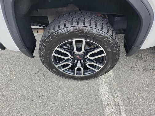 Summit White 2024 GMC Sierra 1500 AT4