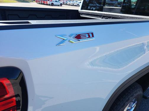 Glacier White Tricoat 2026 GMC Sierra 1500 SLT