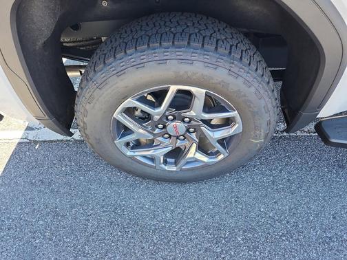 Glacier White Tricoat 2026 GMC Sierra 1500 SLT