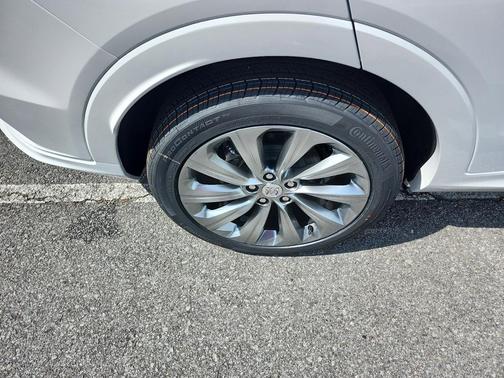 White Frost Tricoat 2026 Buick Envista Avenir FWD