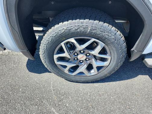 Glacier White Tricoat 2026 GMC Sierra 1500 SLT