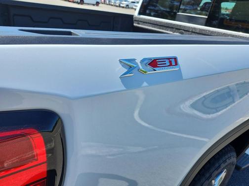 Glacier White Tricoat 2026 GMC Sierra 1500 SLT