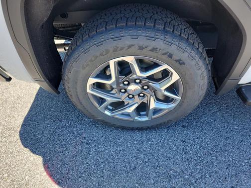 Glacier White Tricoat 2026 GMC Sierra 1500 SLT