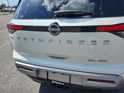 2023 Nissan Pathfinder SL 4WD