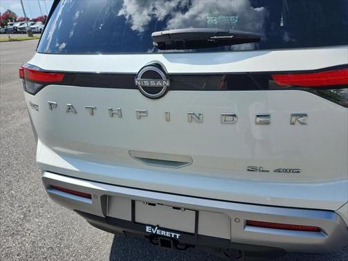 2023 Nissan Pathfinder SL 4WD