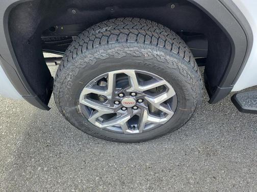 Glacier White Tricoat 2026 GMC Sierra 1500 SLT