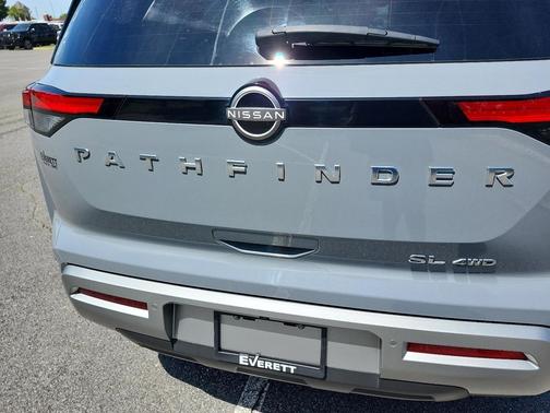 2023 Nissan Pathfinder SL 4WD