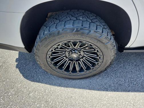 White Frost Tricoat 2024 GMC Yukon Denali